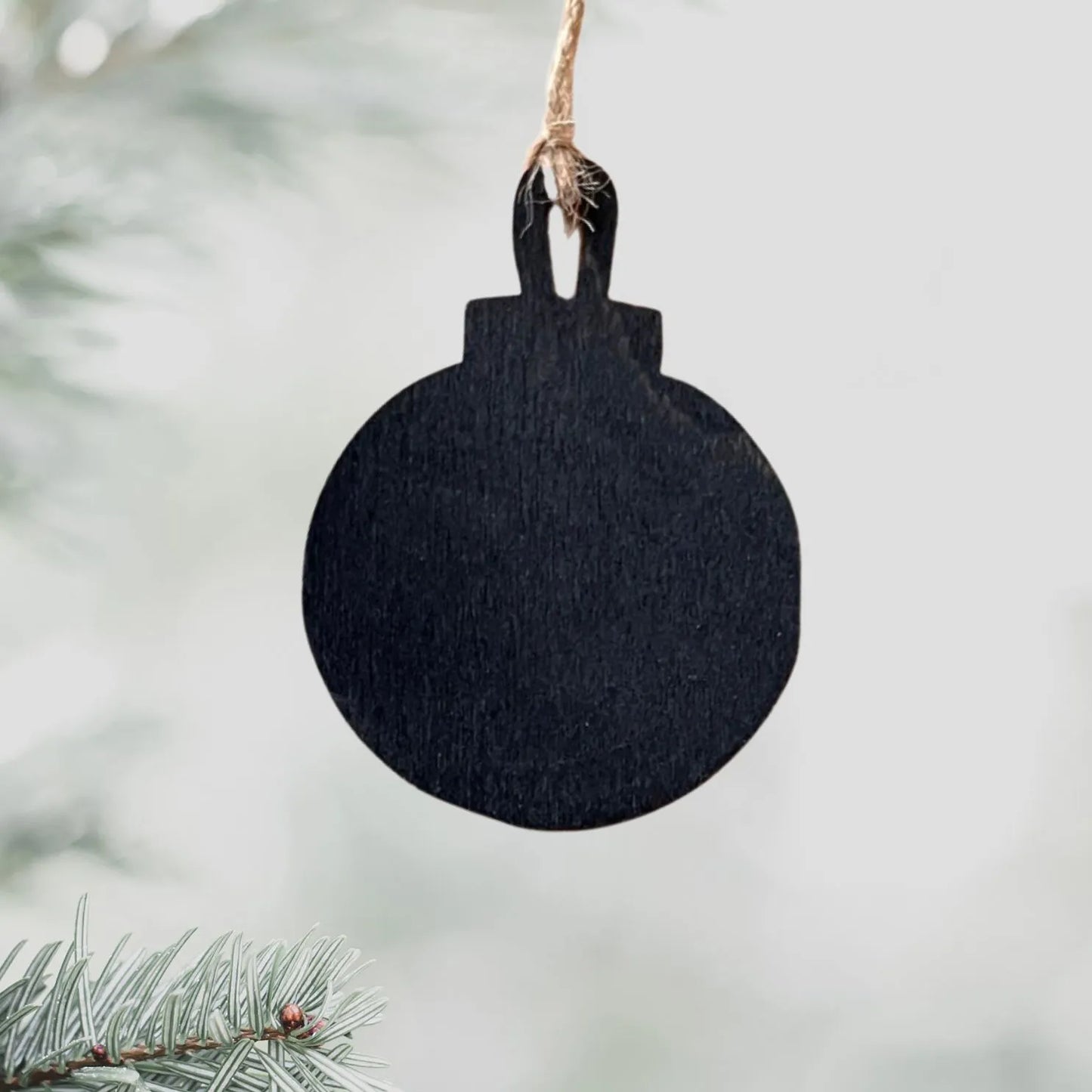 Puinen käsityönä valmistettu joulukuusenkoriste minimalistinen