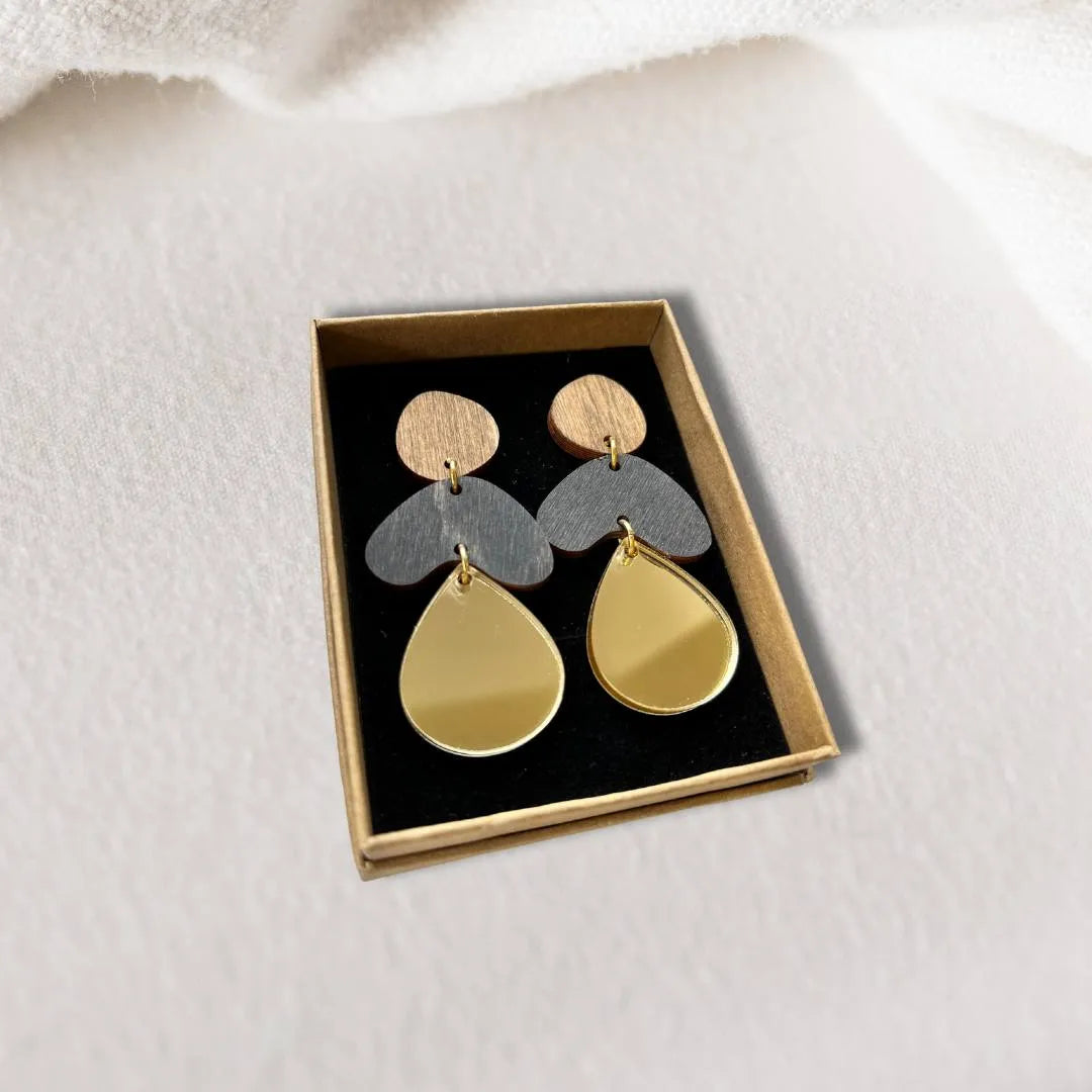 Suomalaiset käsityökorvakorut Nokialta.