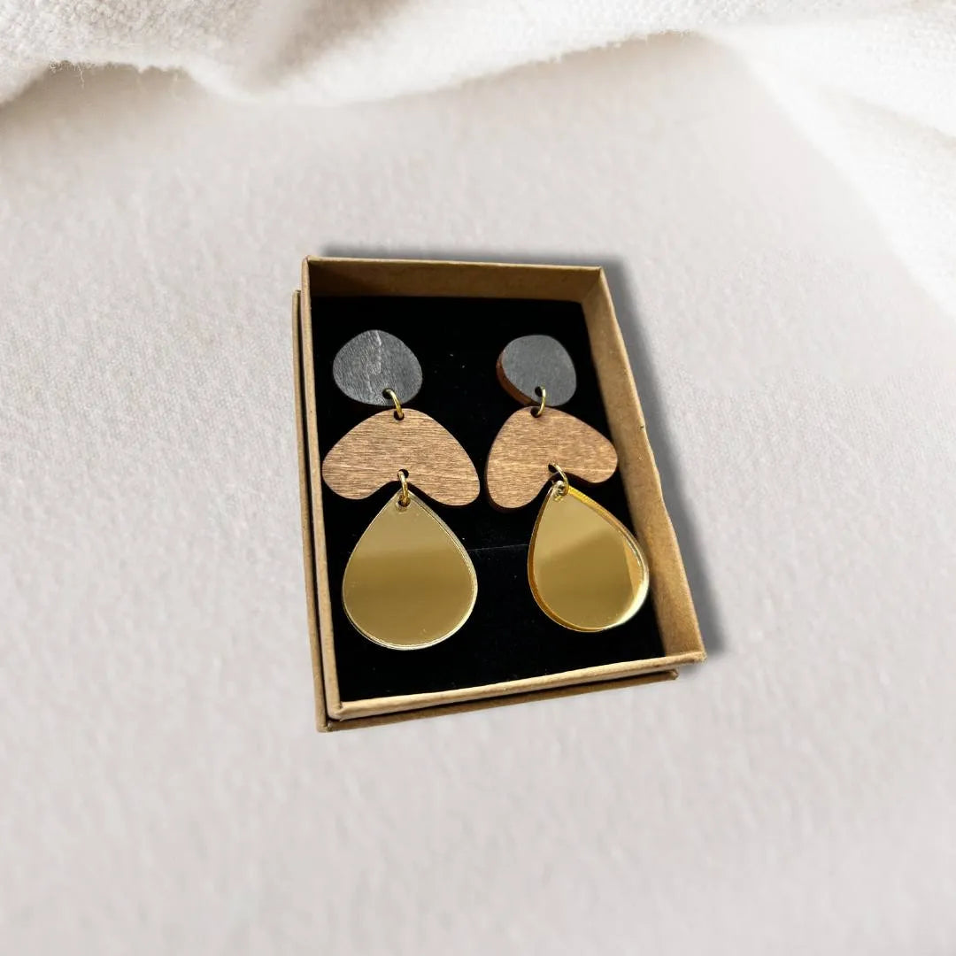 Näyttävät riippuvat korvakorut.