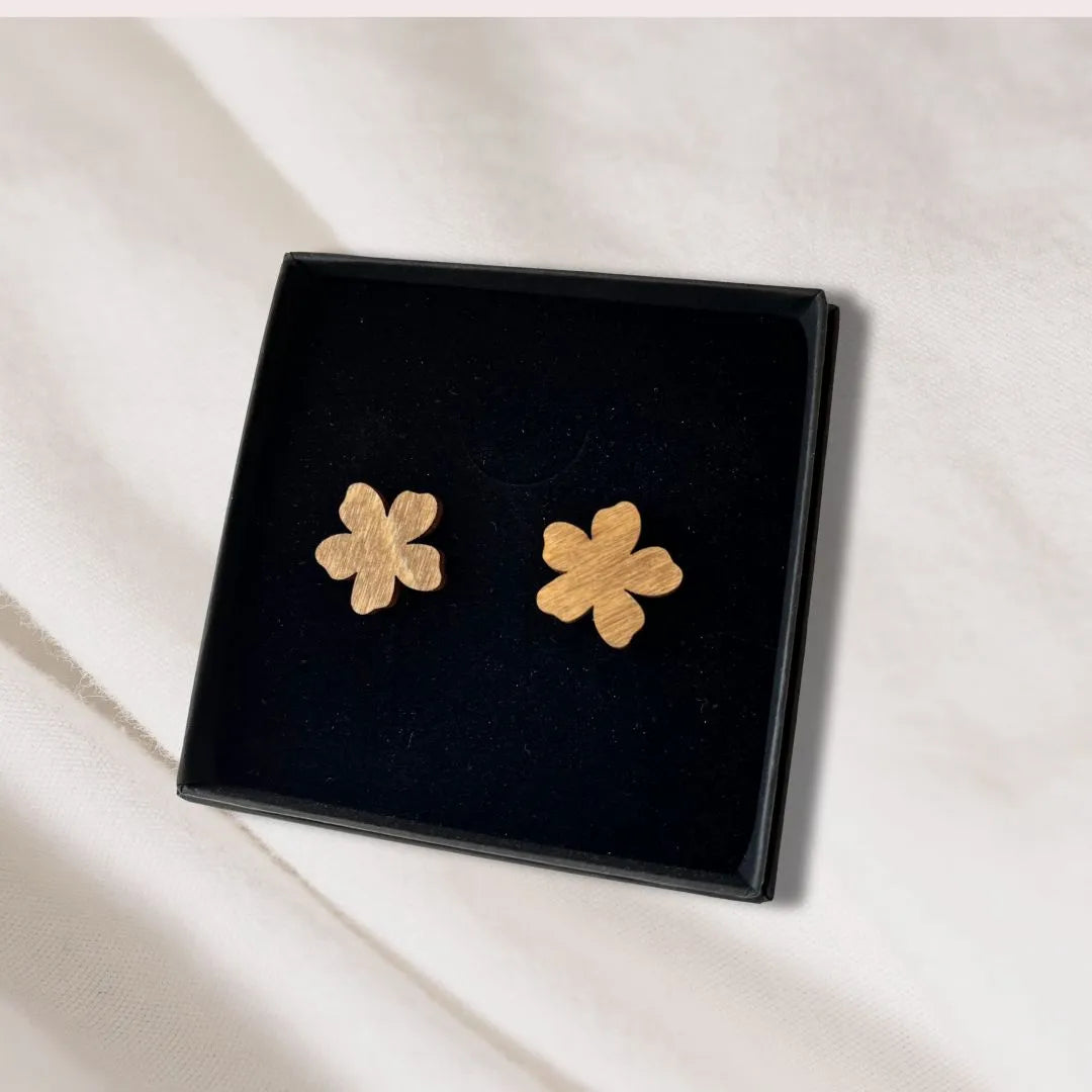 Arkikäyttöön sopivat puiset kukkakorvakorut.