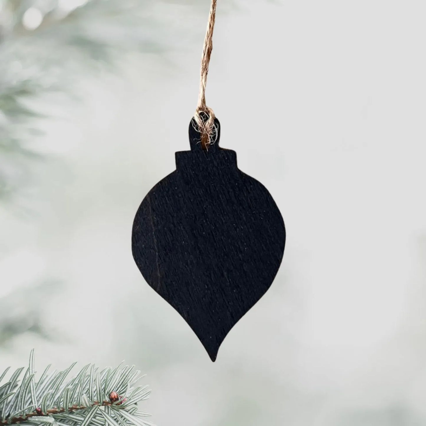 Puinen käsityönä valmistettu joulukuusenkoriste minimalistinen