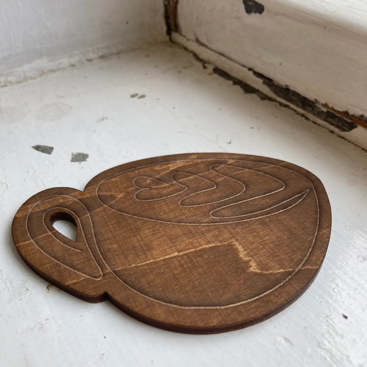 Puinen cappuccino-kupin muotoinen lasinalunen käsityönä valmistettu sopii lahjaksi.