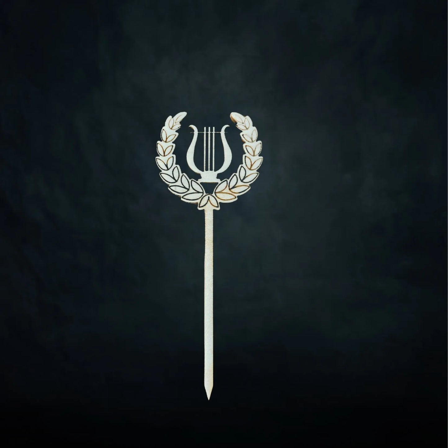 Puinen lyyra-kakkukoriste