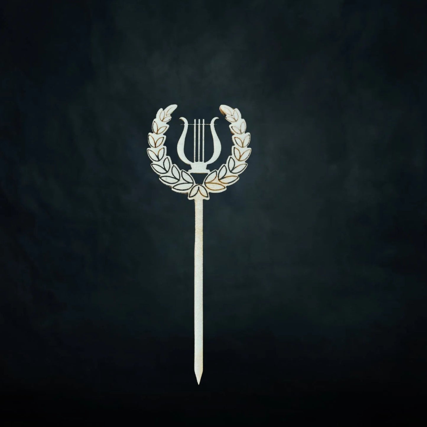 Puinen lyyra-kakkukoriste ylioppilasjuhliin.