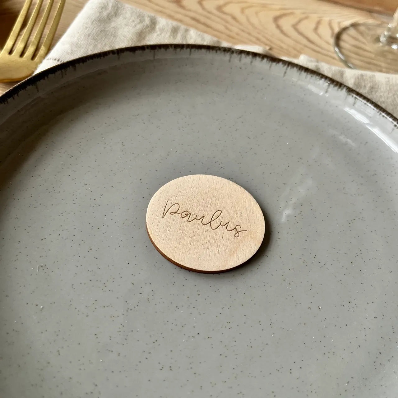 Minimalistinen pyöreä paikkakortti Paulus-tyylillä