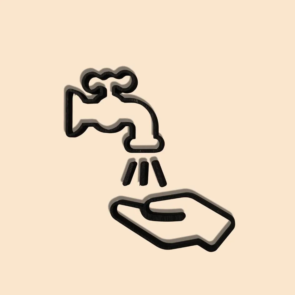 Puinen vesipiste-opaste toimitilaan.