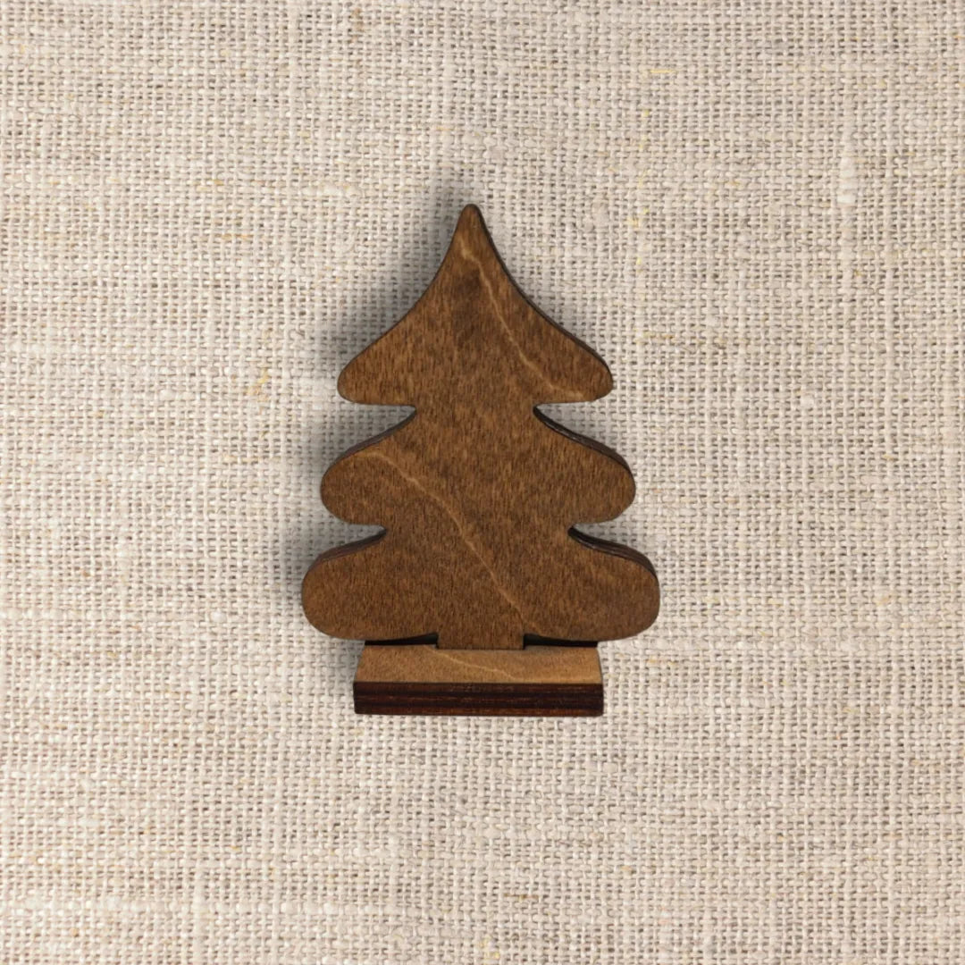 Puinen joulukuusenkoriste talven sisustukseen