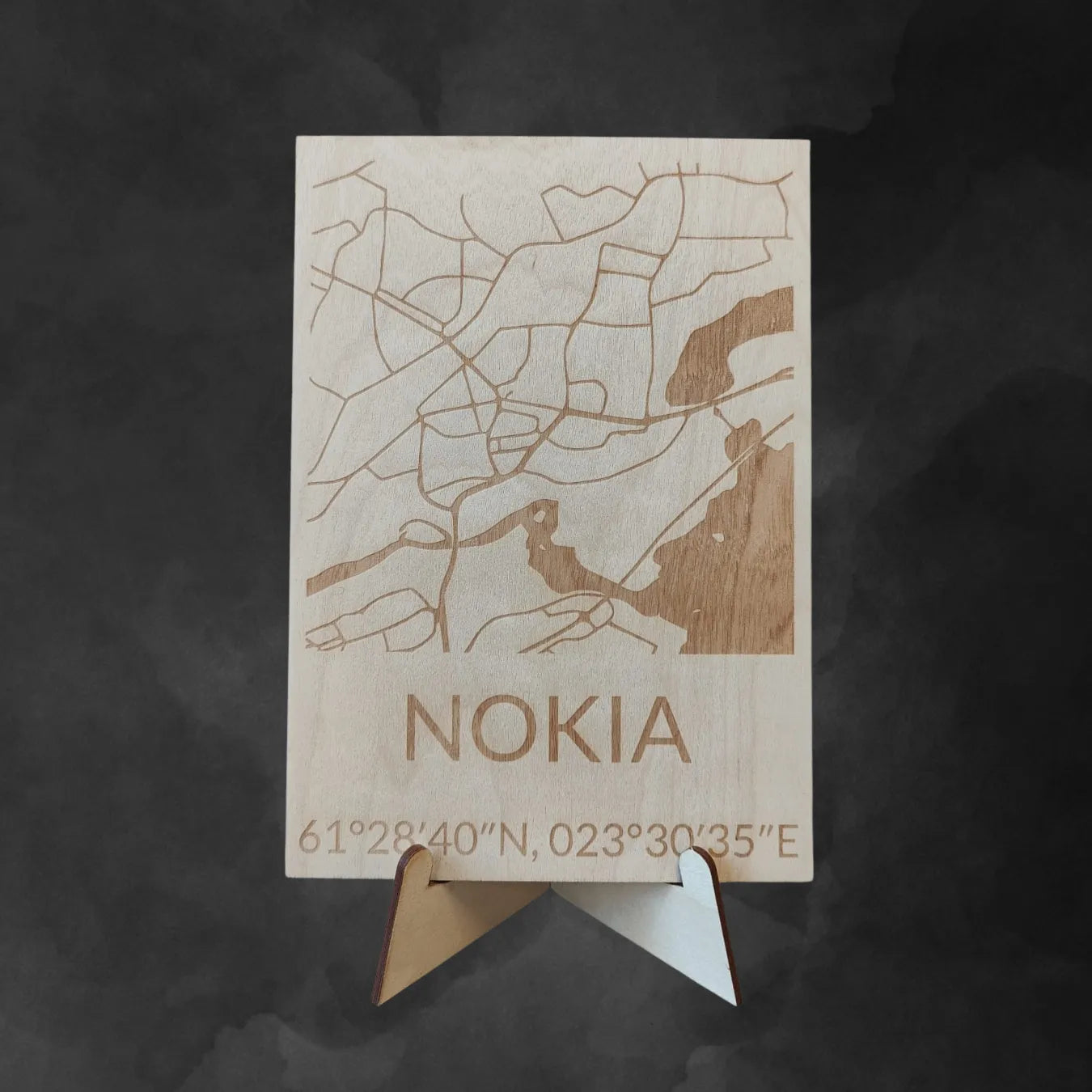 Kaiverettu puinen karttataulu Nokia