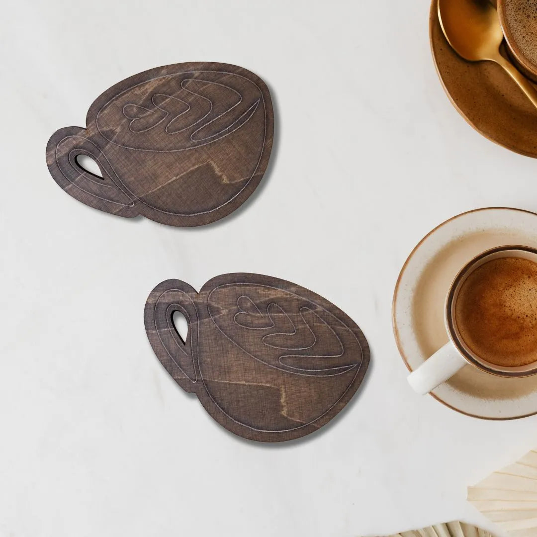 Puinen cappuccino-kupin muotoinen lasinalunen käsityönä valmistettu sopii lahjaksi.