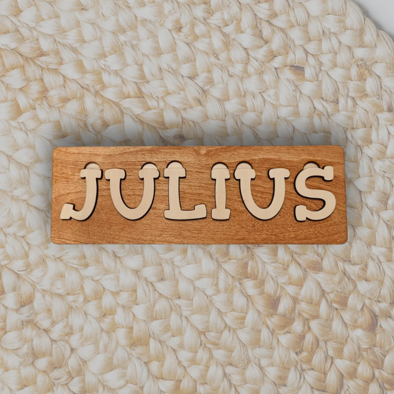 Puinen palapeli lapsen nimellä lahjaksi