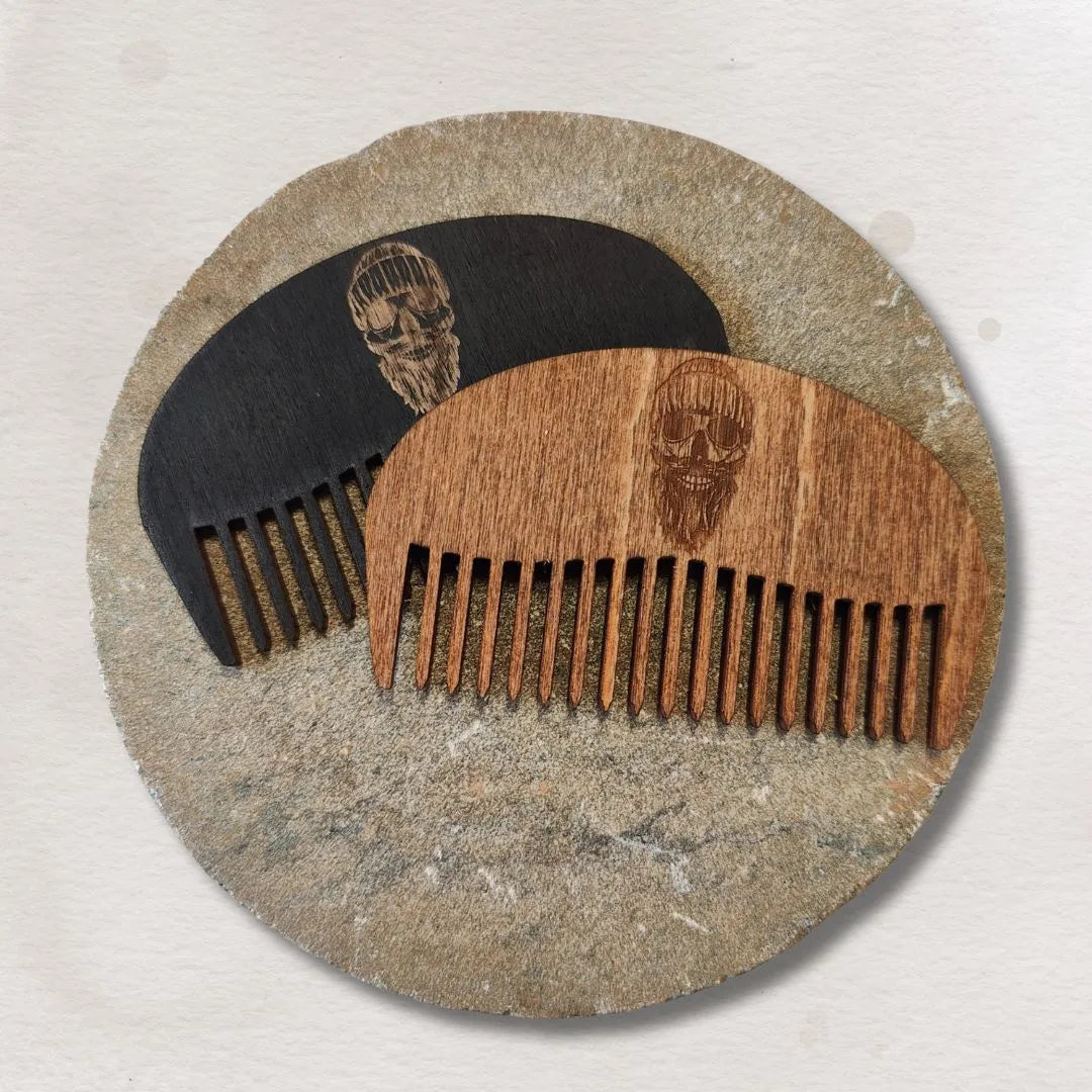 Puinen käsityönä valmistettu partakampa pääkallokuvalla