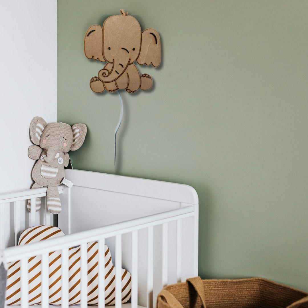 Norsu-seinävalaisin viidakkoteemaiseen lastenhuoneeseen.