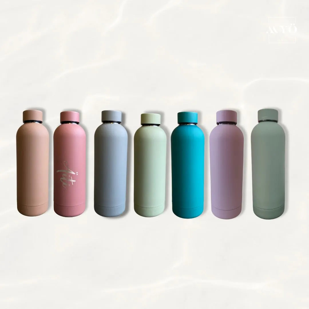 Juomapullot eri pastillinsävyissä.