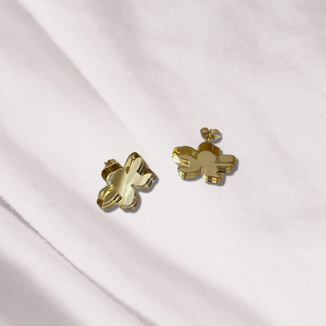 Kultaisesta peiliakryylista valmistetut korvikset ovat simppelit mutta näyttävät.