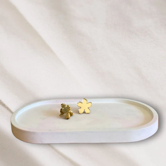 Kultaiset kukka korvakorut ovat sirot ja kauniit.