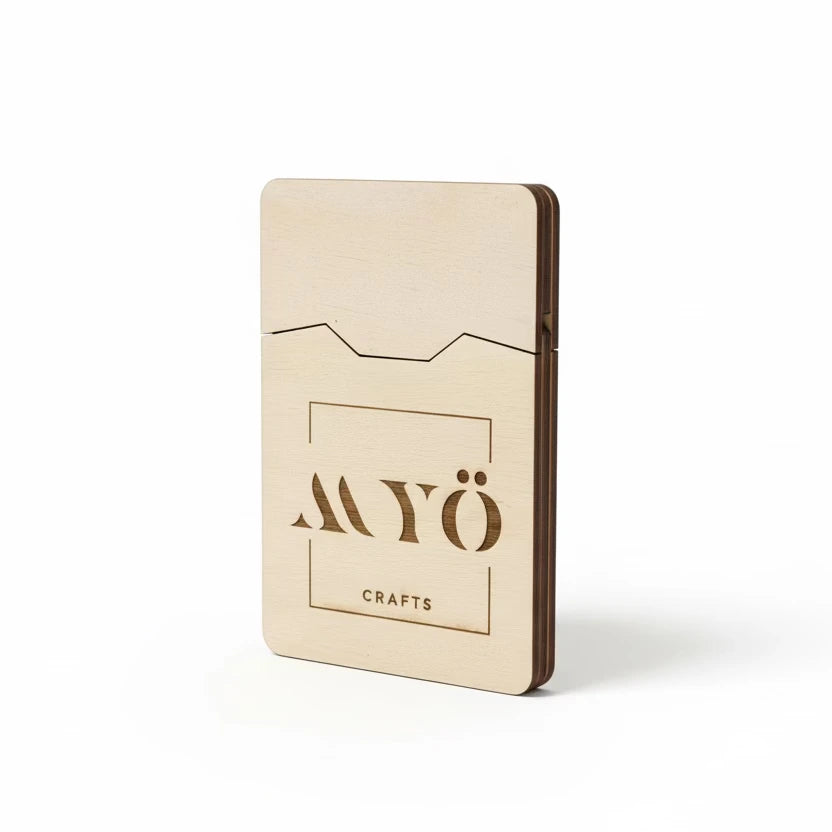 Puinen käyntikorttikotelo logo-kaiverruksella.
