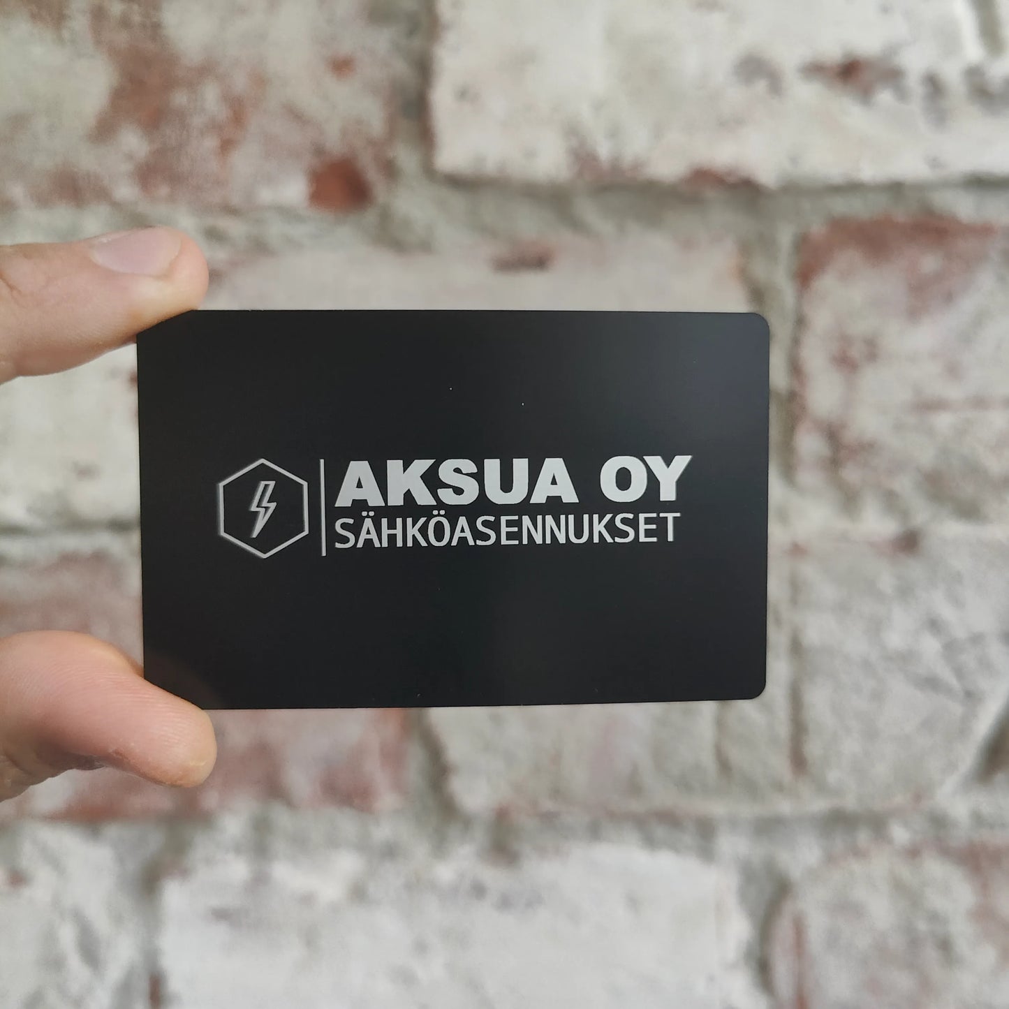 Alumiiniset käyntikortit logolla