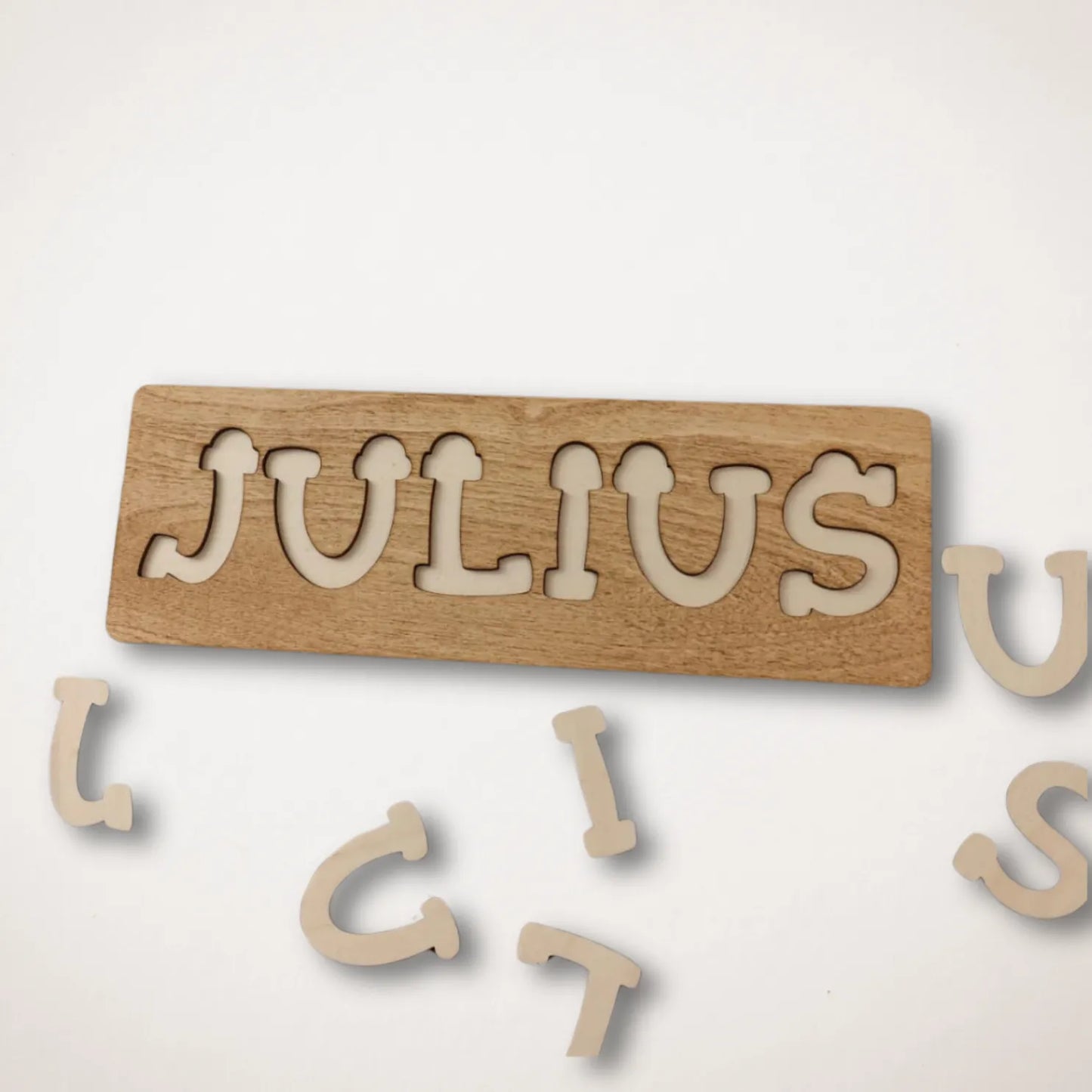 Puinen palapeli lapsen nimellä lahjaksi