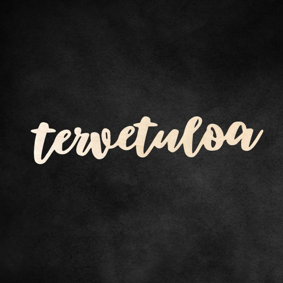 Puinen koivuvanerista valmistettu tervetuloa-kyltti oveen.