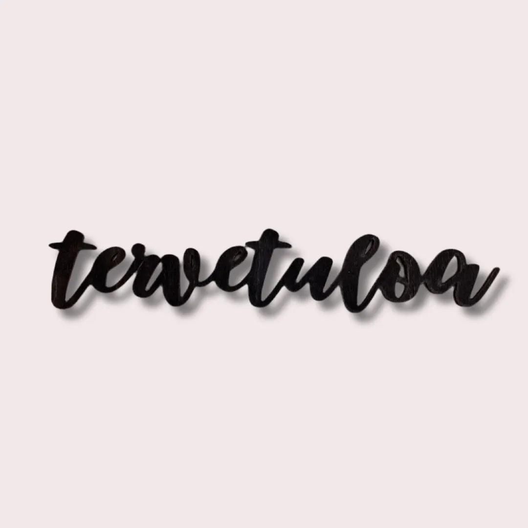 Puinen koivuvanerista valmistettu tervetuloa-kyltti oveen.