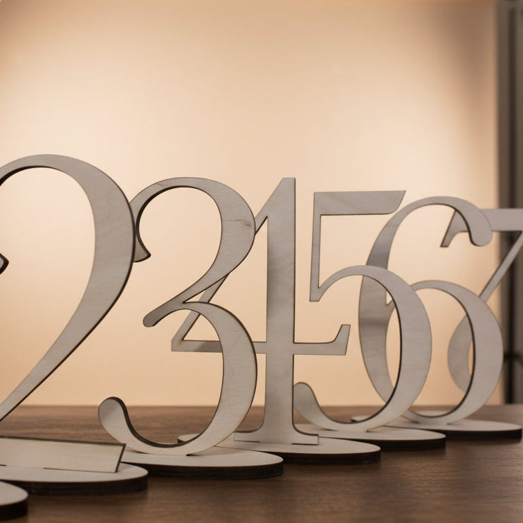 Tyylikkäät puiset pöytänumerot häihin