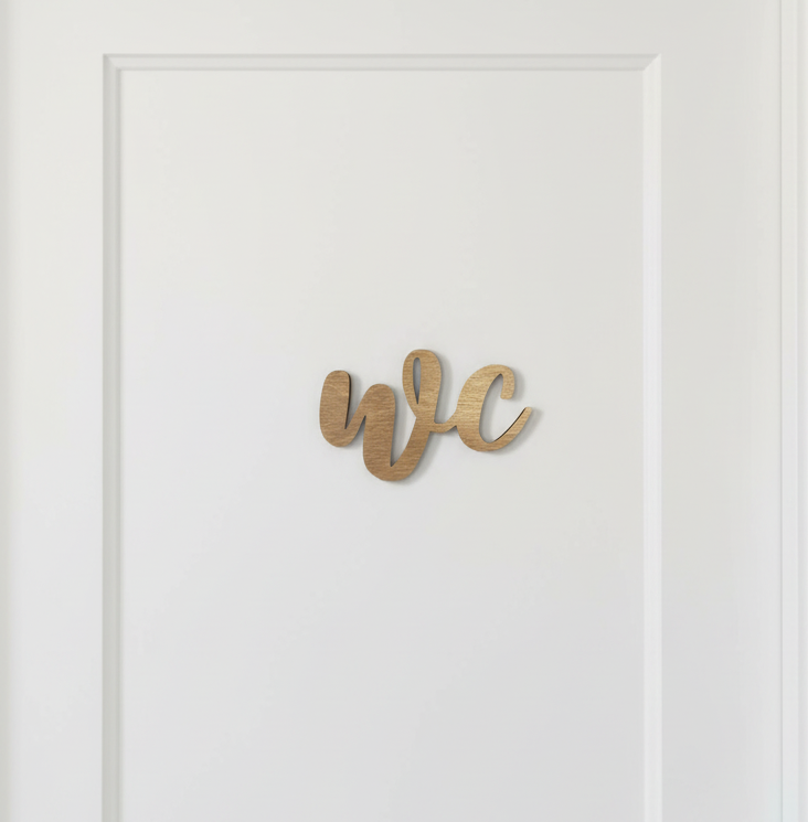 Puinen vessakyltti oveen käsityönä valmistettu