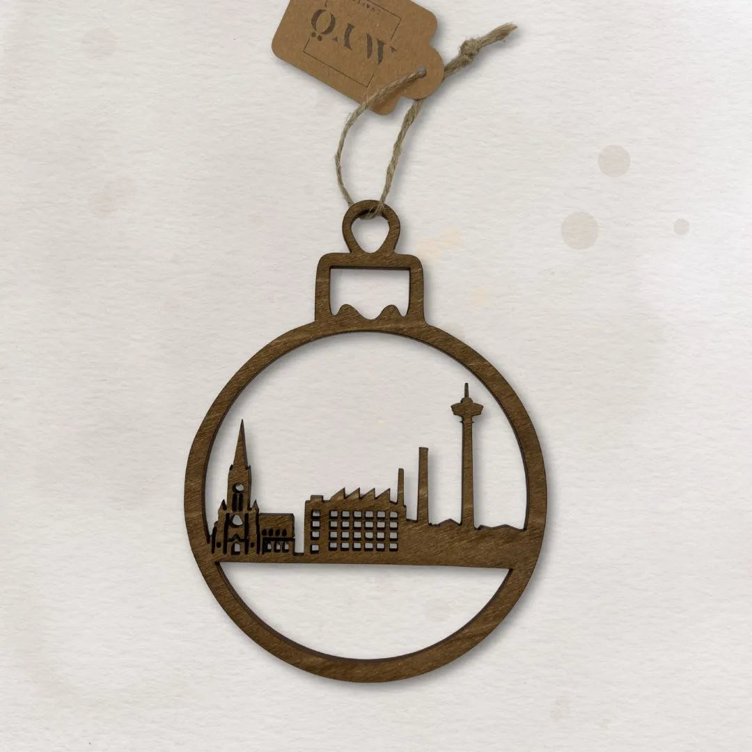 Joulukuusenkoriste Tampere-siluetilla, jossa näkyy Näsinneula.