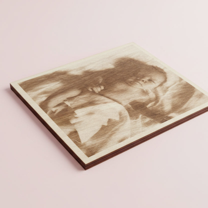 Valokuva kaiverettuna puulle on näyttävä sisustuselementti.