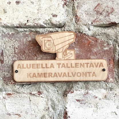 Puinen valvontakamera-kyltti