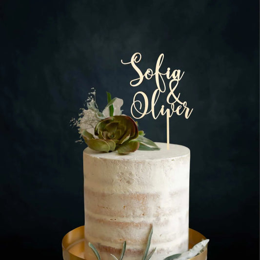 Puinen hääkakkukoriste hääparin nimillä koivuvanerista