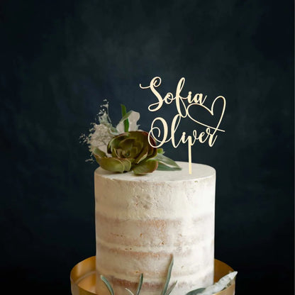 Puinen hääkakkukoriste sydän-kuviolla hääparin nimillä