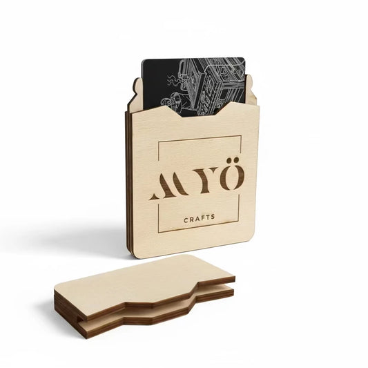 Puinen käyntikorttikotelo logo-kaiverruksella.