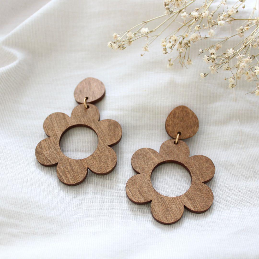 Ruskeat puiset roikkuvat kukkakorvakorut