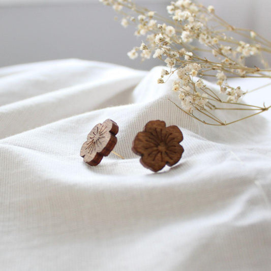 Ruskeat puiset kukkakorvakorut arkeen.