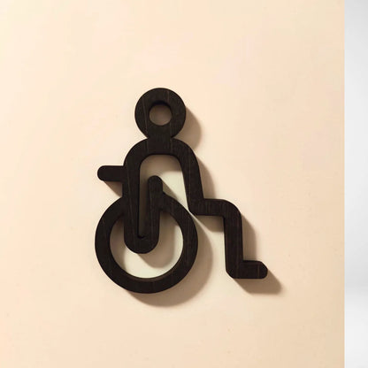 Puinen opastekyltti inva-wc