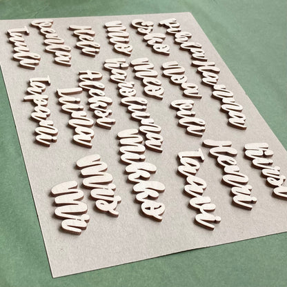 Personoidut puiset paikkakortit juhliin nimillä