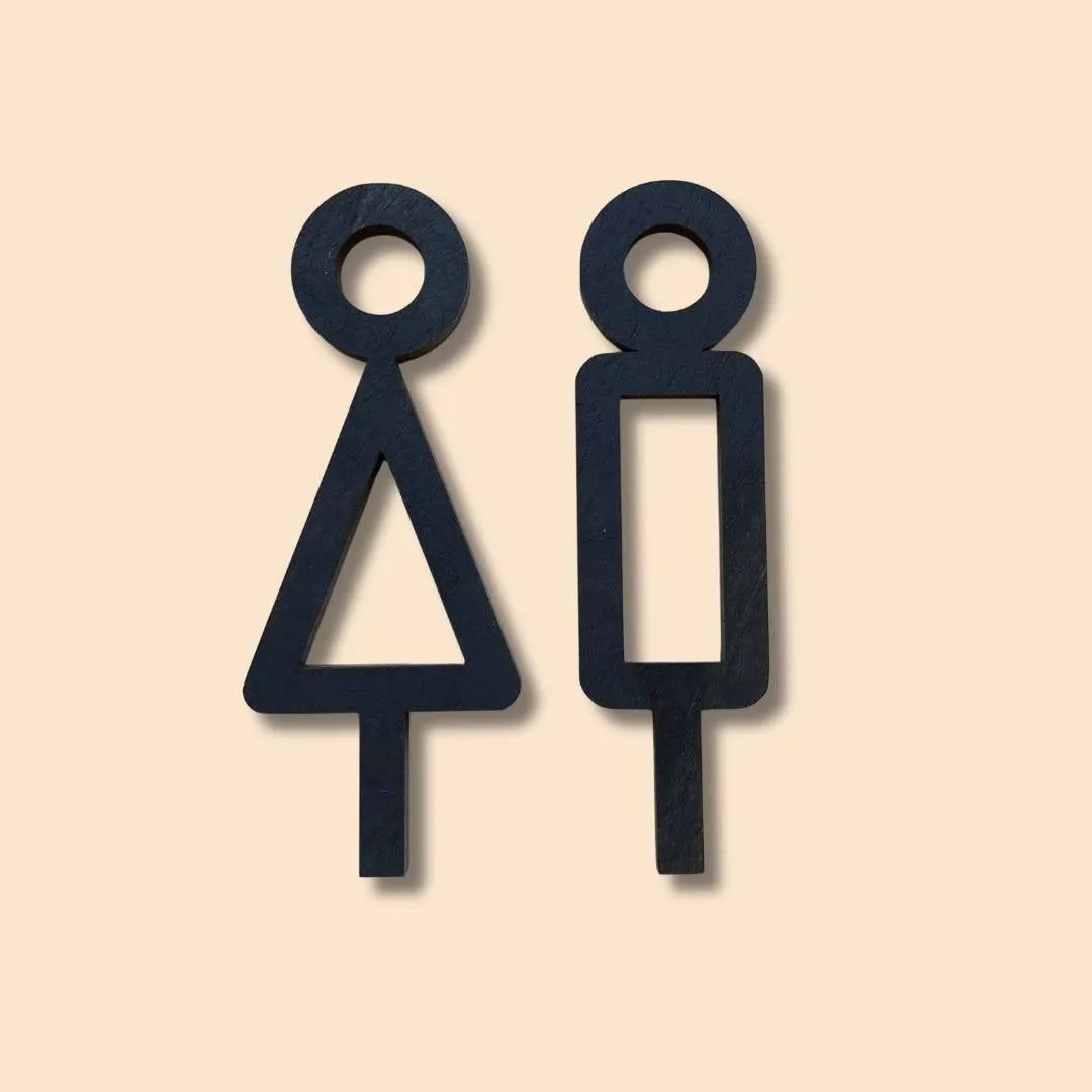 Puinen minimalistinen wc-kyltti toimiston sisustukseen.