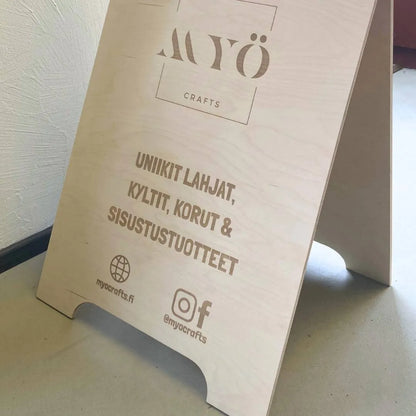 Puinen A-ständi logolla