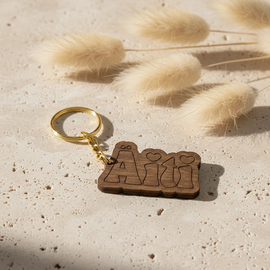 Ruskea Äiti-avaimenperä kultaisella ketjulla lahjaksi.