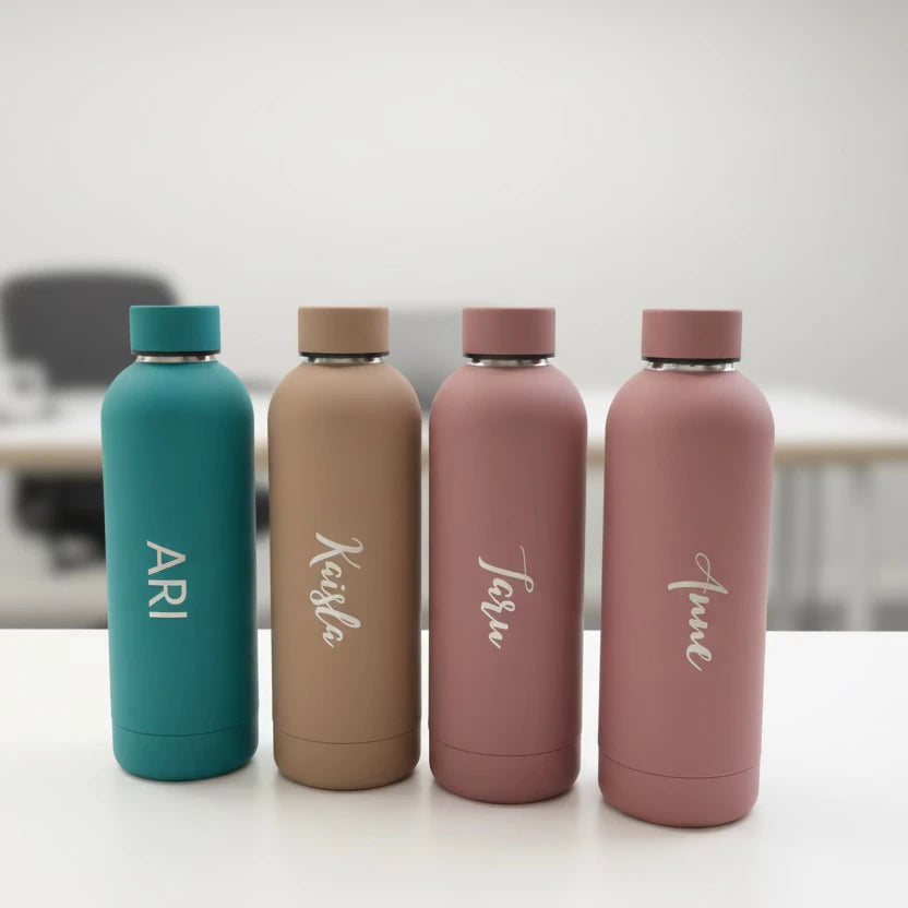 Juomapullot nimillä yrityslahjaksi.