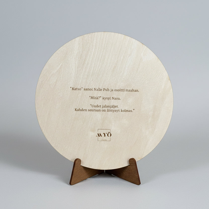 Kaiverrus tuotteen taakse.