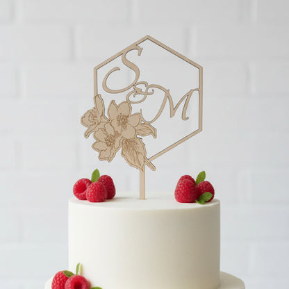 Kukkateemainen hääkakkukoriste hääkakkuun.