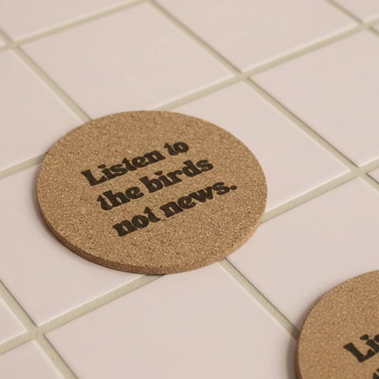 Korkkilasinalunen, jossa listen to the birds not news -teksti.