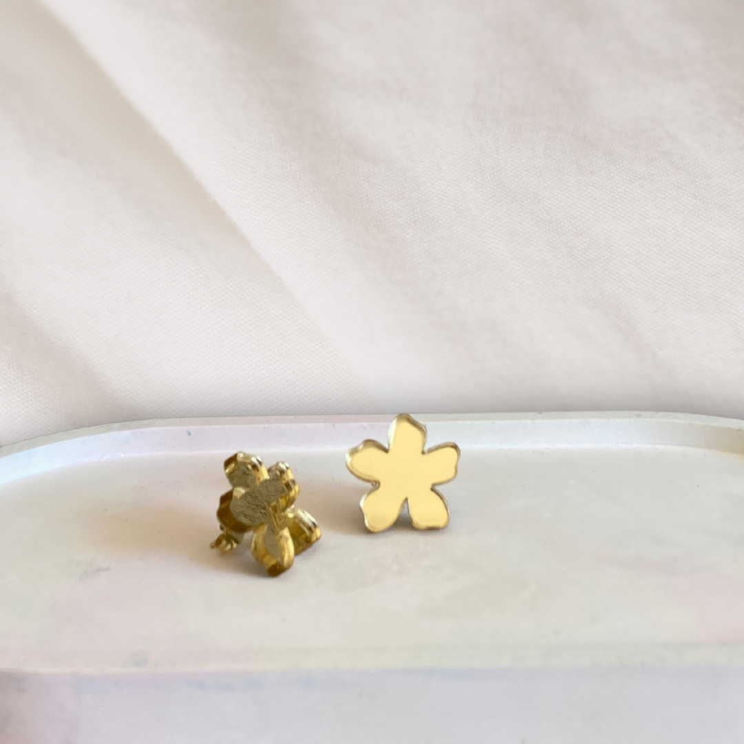 Kultainen kukka nappikorvis.