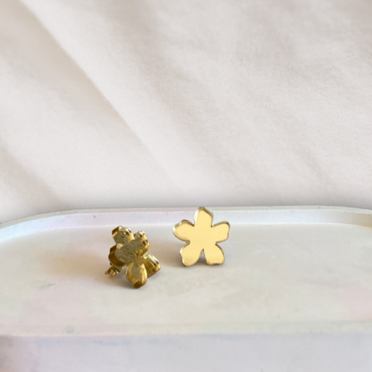 Kultainen kukka nappikorvis.