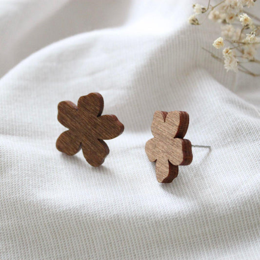 Ruskea kukka nappikorvis.