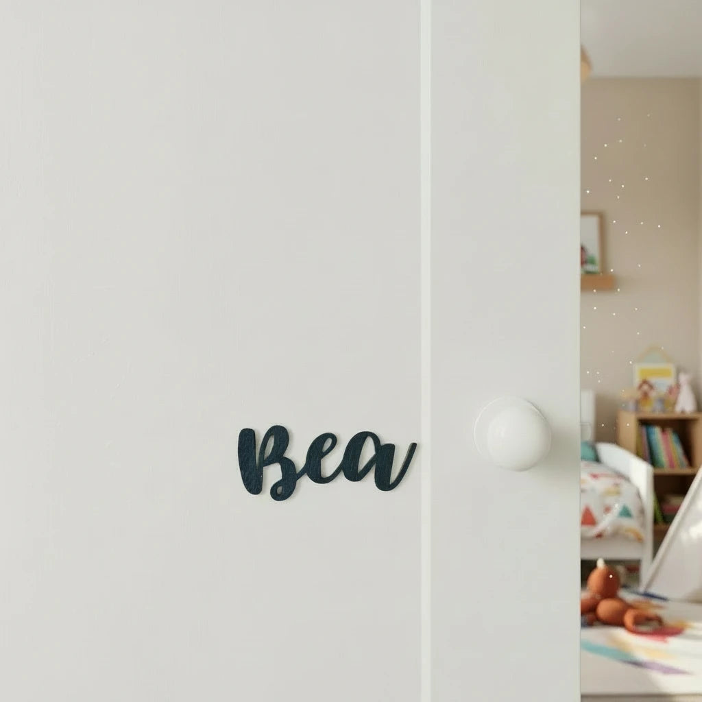 Puinen nimi lastenhuoneseen.