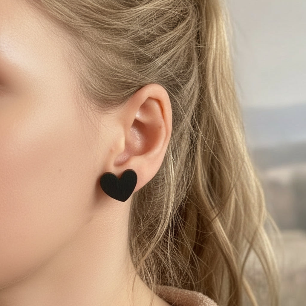 Pienet mustat sydän-korvakorut puusta