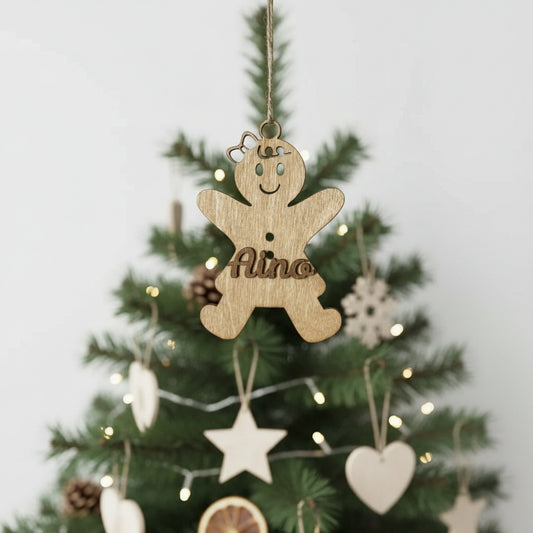 Personoitu joulukuusenkoriste piparityttö nimellä.