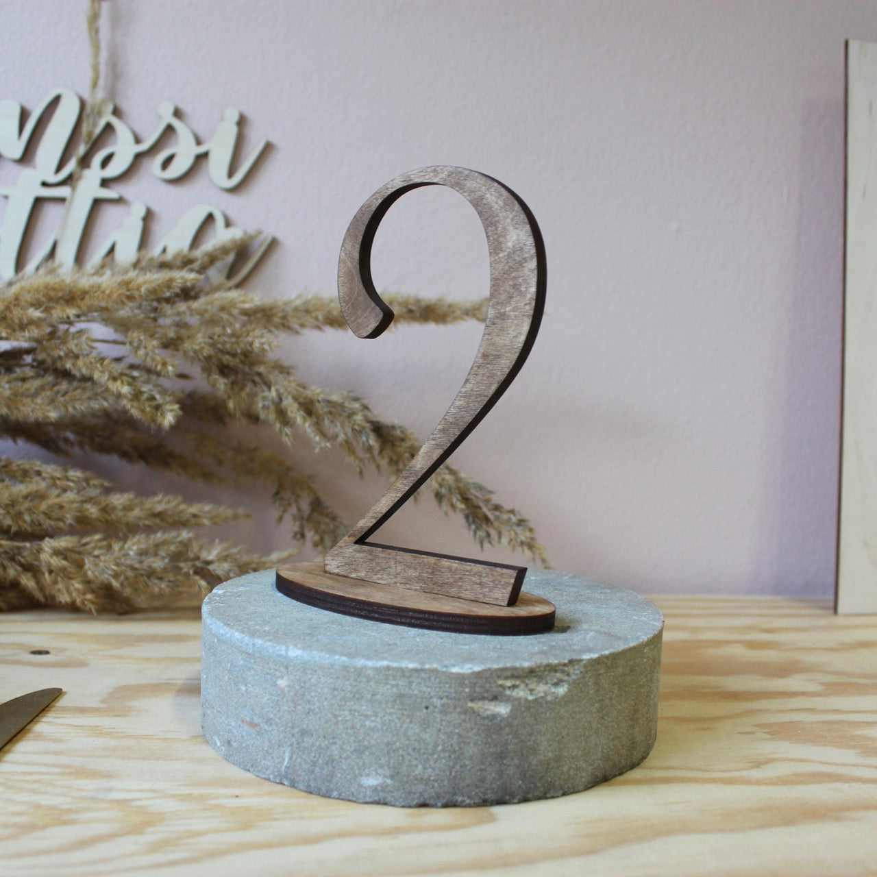 Hääpöytien numerot ruskeana ja vaaleana